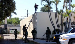 ‘Narcos’ arrojan cuerpos  desde avionetas en México