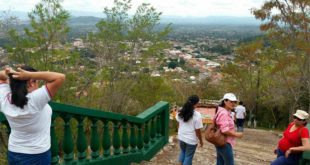 Turistas disfrutan de la cultura y arquitectura de Catacamas