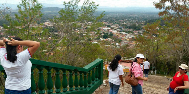 Turistas disfrutan de la cultura y arquitectura de Catacamas