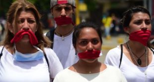 Marchan en silencio en Venezuela por 16 víctimas tras protestas