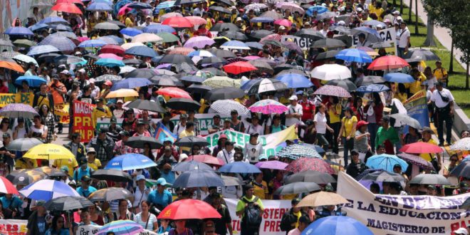 Funcionarios colombianos salen a la calle para pedir mejoras salariales