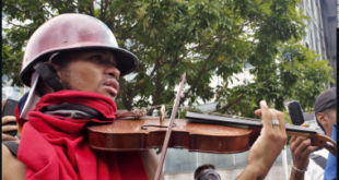 Joven toca el violín en medio de protesta en Venezuela