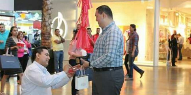 Maestro le pide matrimonio a doctor en City Mall SPS