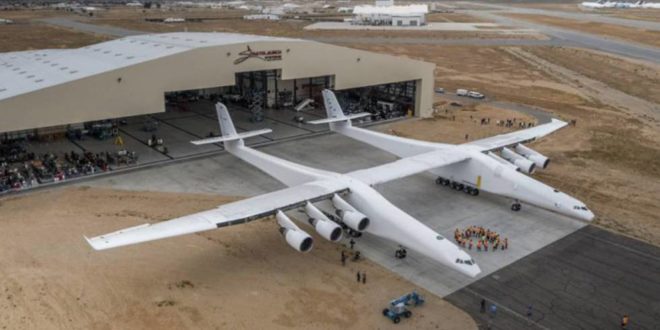 El avión más grande del mundo sale a la pista