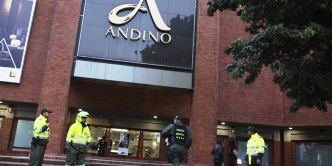 Atentado en centro comercial de Bogotá deja tres muertos