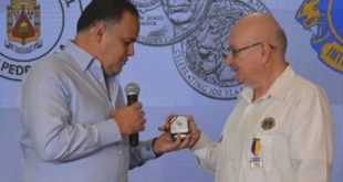 Club de Leones entrega moneda de plata a Armando Calidonio