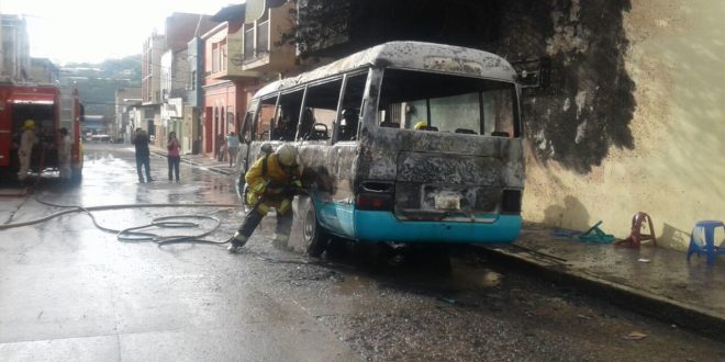 Honduras: Queman bus Rapidito en Comayaguela