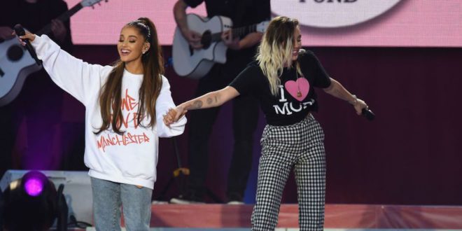 Ariana Grande y un grupo de estrellas en Manchester