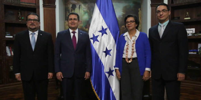 Presidente Hernández Juramenta a ocho nuevos funcionarios