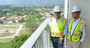 Alcalde Calidonio recorre torre del complejo Igvanas Tara Eco City