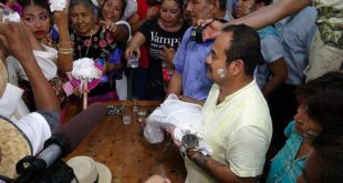 Alcalde mexicano, Víctor Aguilar, 'se casa' con un cocodrilo
