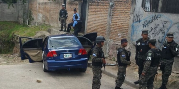 Policía inspecciona vehículos