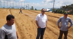 Alcalde Calidonio inspecciona trabajos de cancha de fútbol en El