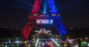 Neymar, "emocionado" por el homenaje frente a la torre Eiffel