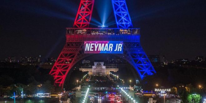 Neymar, "emocionado" por el homenaje frente a la torre Eiffel