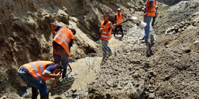 Municipalidad Sampedrana construye gaviones en el bordo Río de Piedras
