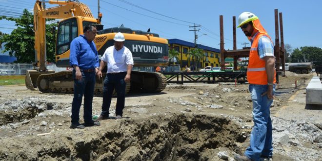 Alcalde Armando Calidonio supervisa construcción de paso a desnivel