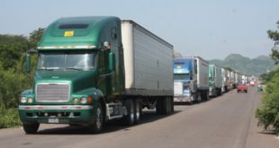 Transportistas de carga amenazan con paro de labores
