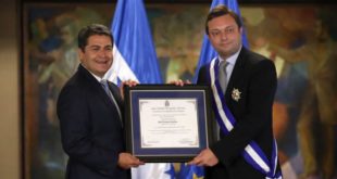 Presidente Hernández condecora al embajador de la UE, Ketil Karlsen