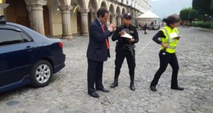 Diplomático hondureño arrestado ebrio por orinar en calle de Guatemala