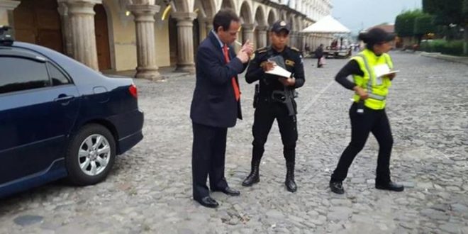 Diplomático hondureño arrestado ebrio por orinar en calle de Guatemala