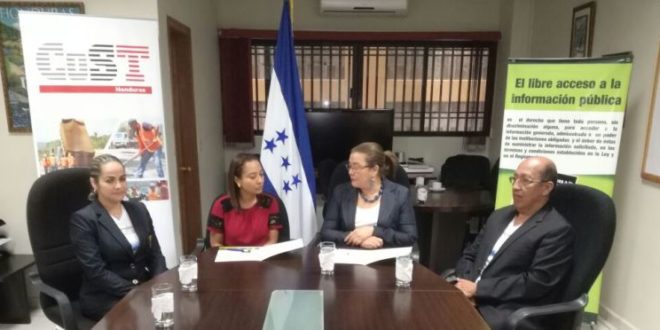 IAIP firma convenio de transparencia con CosT Honduras