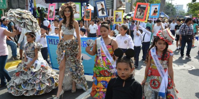 Escolares desfilan en San Pedro Sula