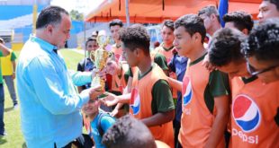 Alcalde Armando Calidonio entregó premios del Torneo de Independencia