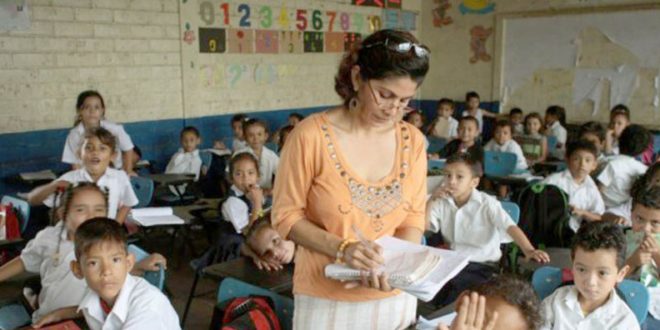 Educación intensificará entrega de cuadernos en Honduras