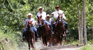 Empresarios y líderes de Siguatepeque cabalgan para recaudar fondos