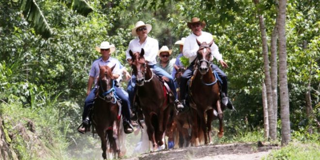 Empresarios y líderes de Siguatepeque cabalgan para recaudar fondos