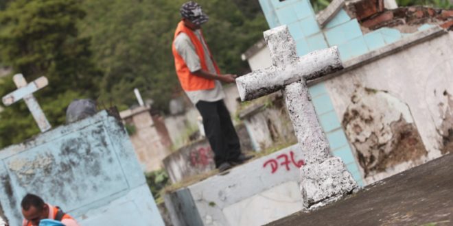Preparan cementerios municipales para el Día de Difuntos