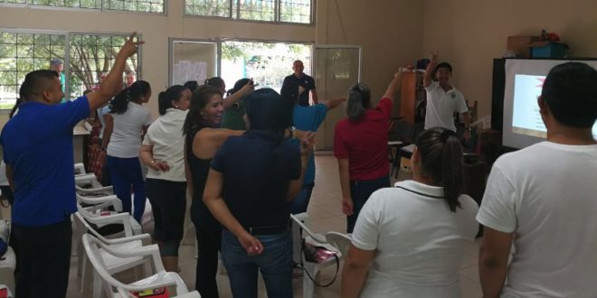 Voluntarios de JICA realizan capacitación en Educación Física