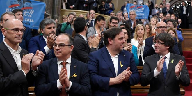 Cataluña declara la independencia de España