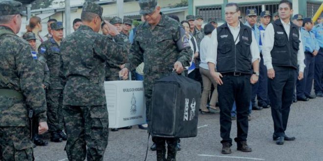 TSE traslada maletas electorales a cinco departamentos