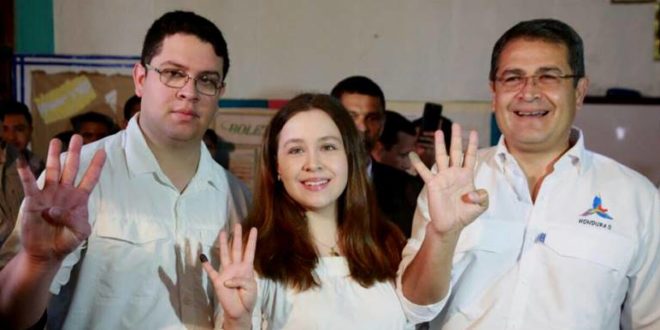 Daniela, hija del candidato nacionalista ejerce primera vez el sufragio