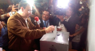 Luis Zelaya votó acompañado de su esposa