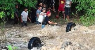 Cuatro muertos al arrastrar río a patrulla policial