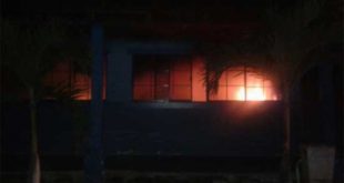 Manifestantes queman tres alcaldías y casetas de peajes en Honduras