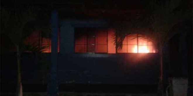 Manifestantes queman tres alcaldías y casetas de peajes en Honduras