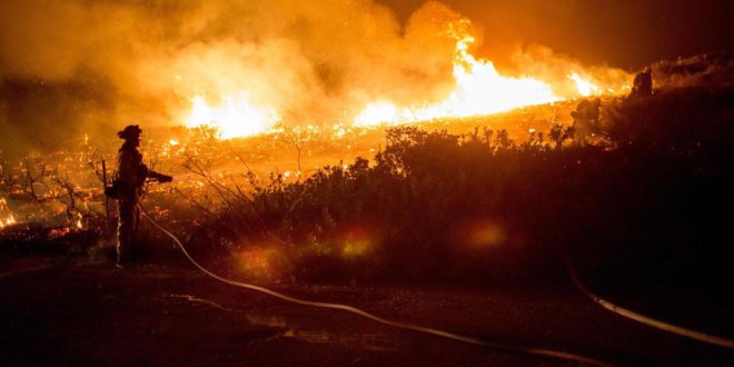 “Torbellino de fuego” arrasa 70.000 hectáreas en California