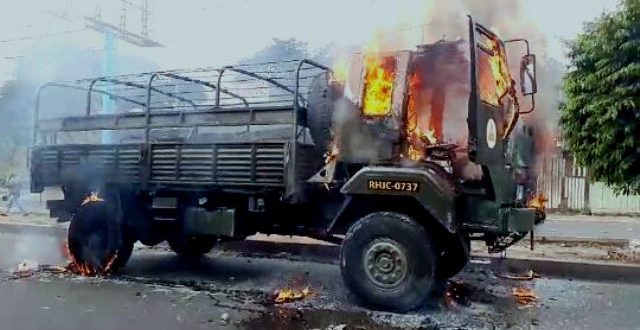 “Lucha campal” entre opositores y militares en calles de Honduras