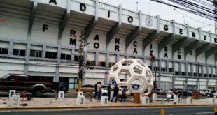 Instalan estructuras arquitectónicas y estatuas alusivas al fútbol