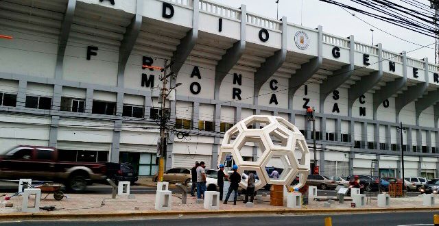 Instalan estructuras arquitectónicas y estatuas alusivas al fútbol