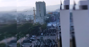 Batalla campal entre la policía y manifestantes en Tegucigalpa