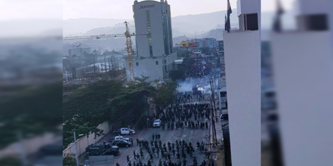 Batalla campal entre la policía y manifestantes en Tegucigalpa