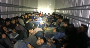 EEUU: Rescatan 76 indocumentados encerrados en camión