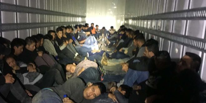 EEUU: Rescatan 76 indocumentados encerrados en camión