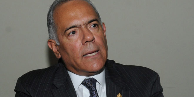 Óscar Álvarez renuncia como diputado y viaja a EEUU