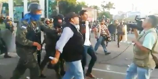 Agreden a periodistas en directo durante manifestaciones en Tegucigalpa
